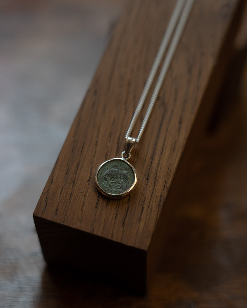 Pendentif antique en argent – La Louve, Romulus et Rémus