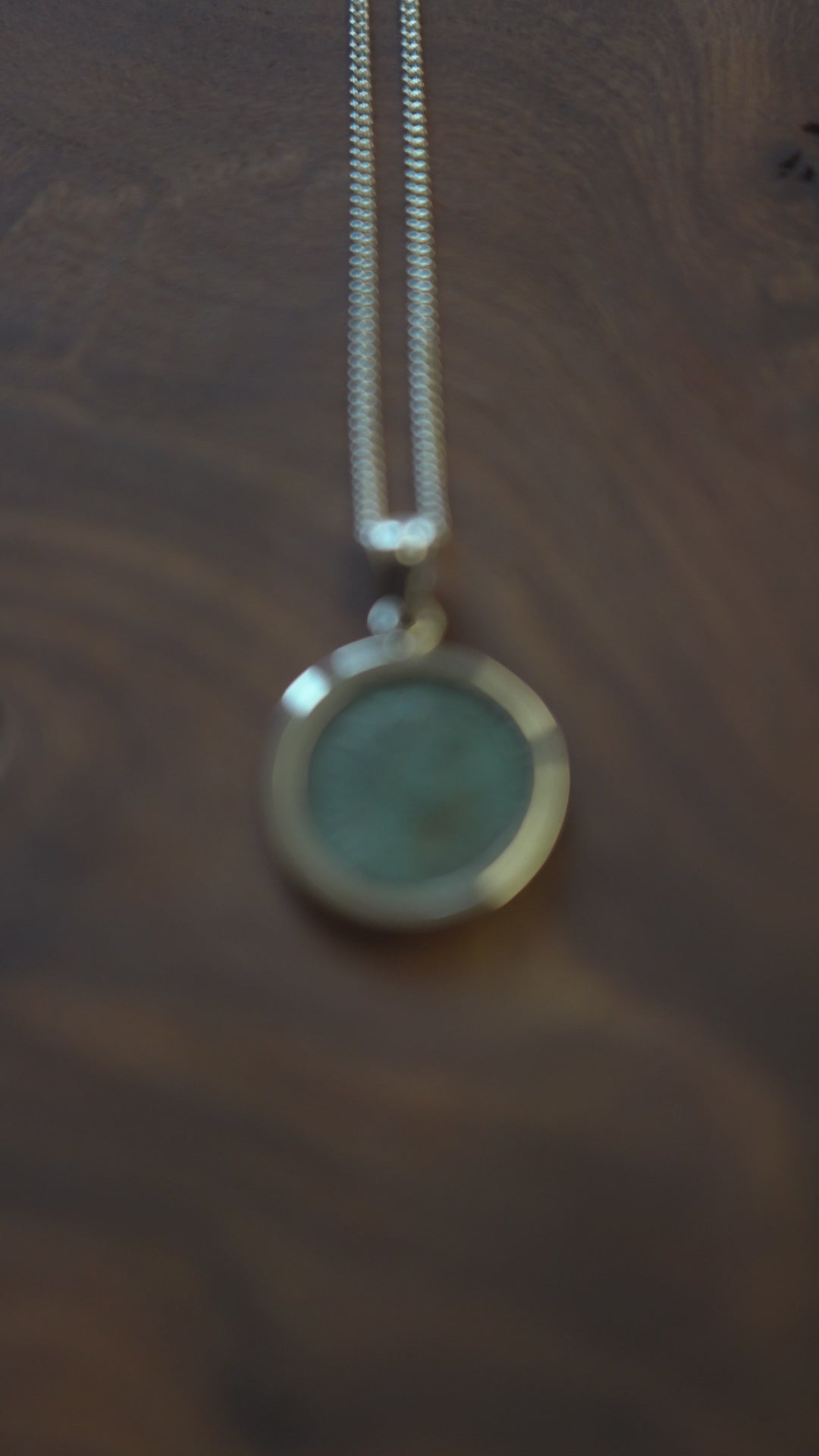 Pendentif “Liberalitas AVG” – Création unique en argent et monnaie romaine