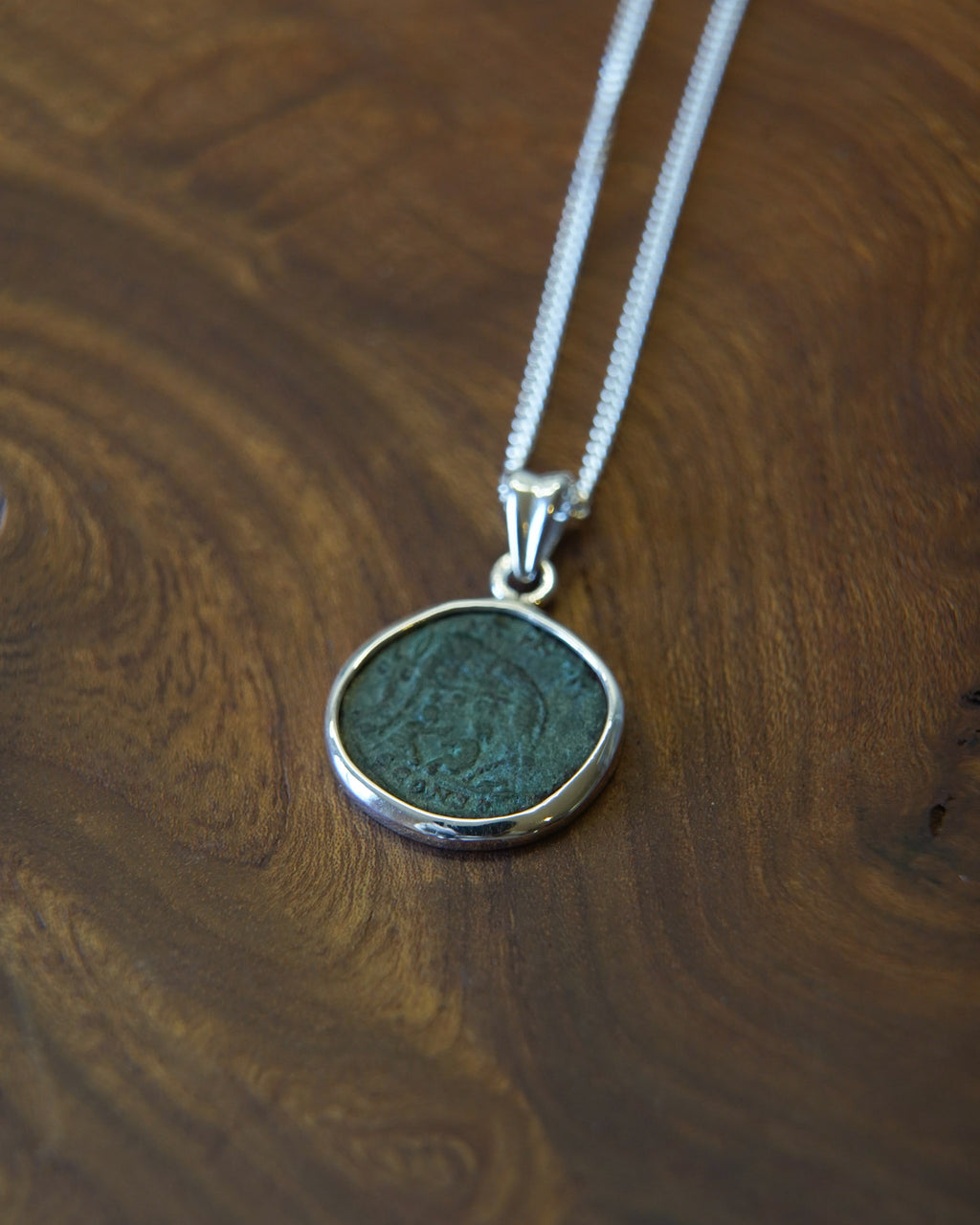 Pendentif en argent – La Louve, Rome et les étoiles