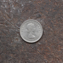 Charger l&#39;image dans la galerie, Bague cintrée - Elizabeth II 1re effigie  - 6 pence
