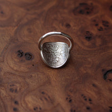 Charger l&#39;image dans la galerie, Bague cintrée - Elizabeth II 1re effigie  - 6 pence
