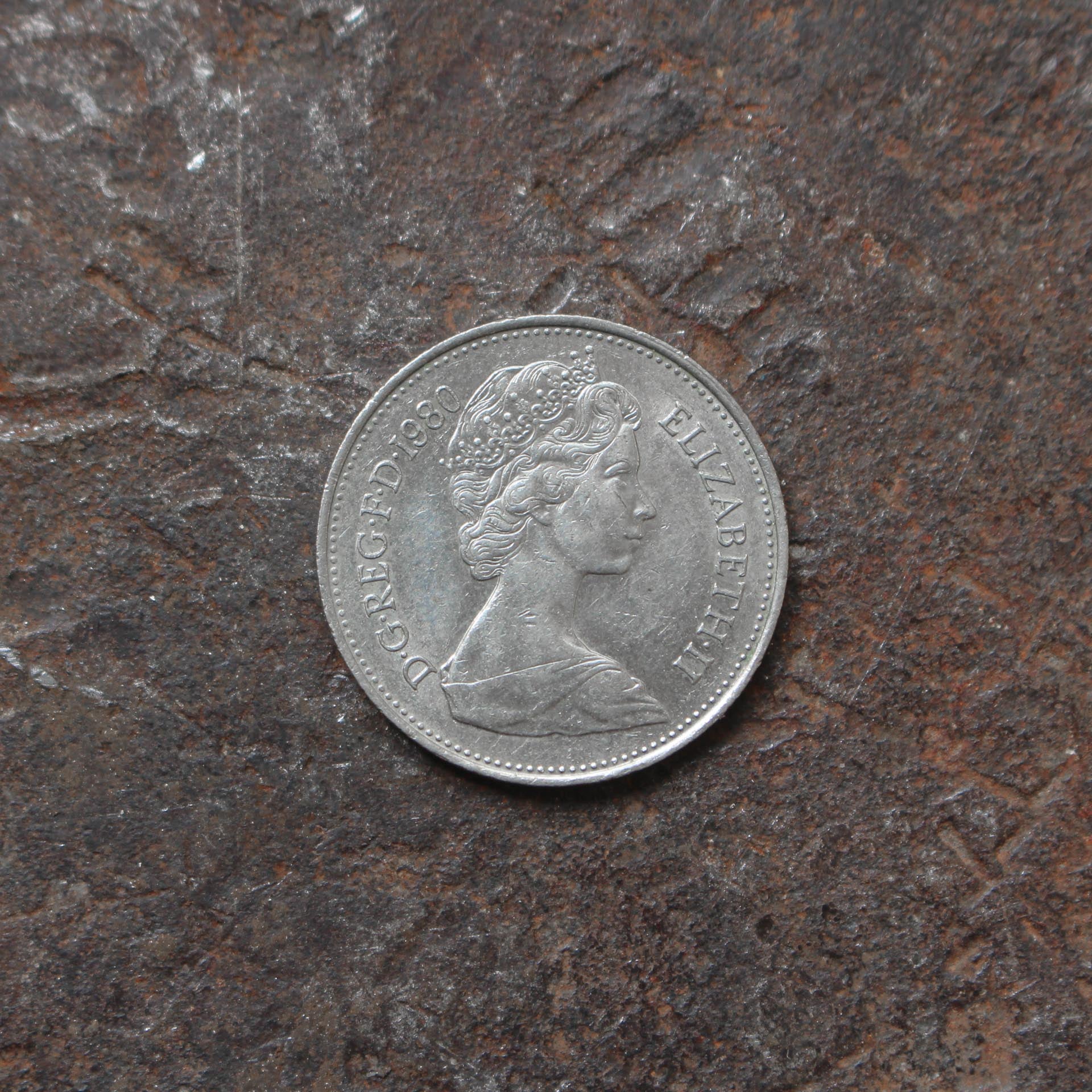 Bague piece de monnaie cintrée Elizabeth II 2e effigie - 5 new pence