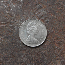Charger l&#39;image dans la galerie, Bague piece de monnaie cintrée Elizabeth II 2e effigie - 5 new pence
