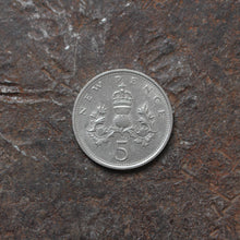 Charger l&#39;image dans la galerie, Bague piece de monnaie cintrée Elizabeth II 2e effigie - 5 new pence
