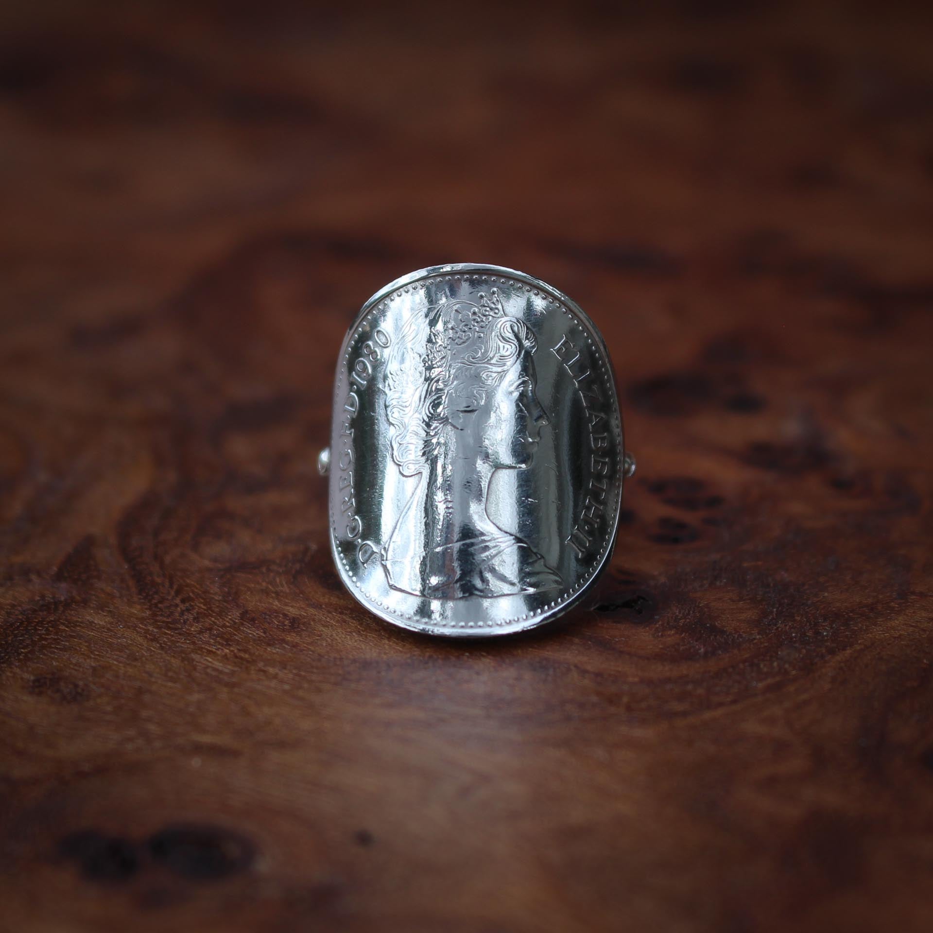 Bague piece de monnaie cintrée Elizabeth II 2e effigie - 5 new pence