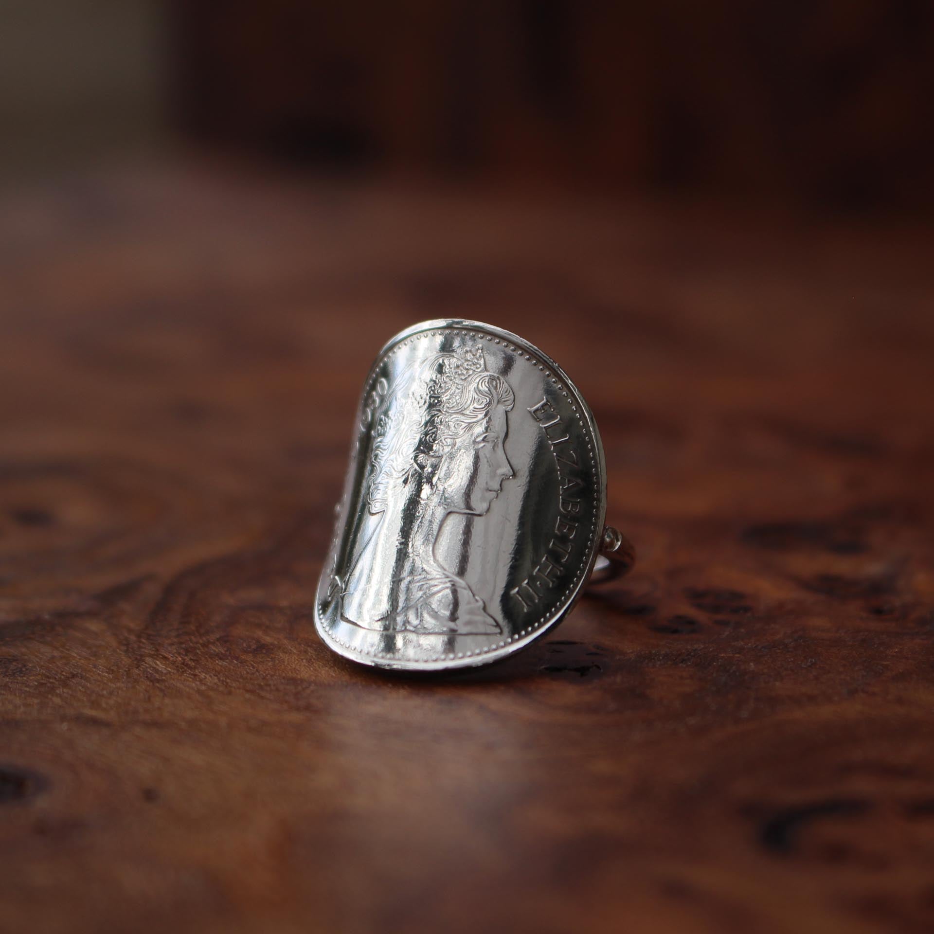 Bague piece de monnaie cintrée Elizabeth II 2e effigie - 5 new pence
