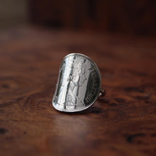 Charger l&#39;image dans la galerie, Bague piece de monnaie cintrée Elizabeth II 2e effigie - 5 new pence
