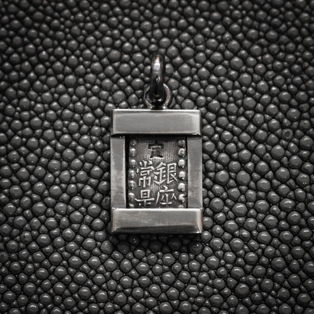 Pendentif JAPON en argent - Lingot monétiforme 1 shu.