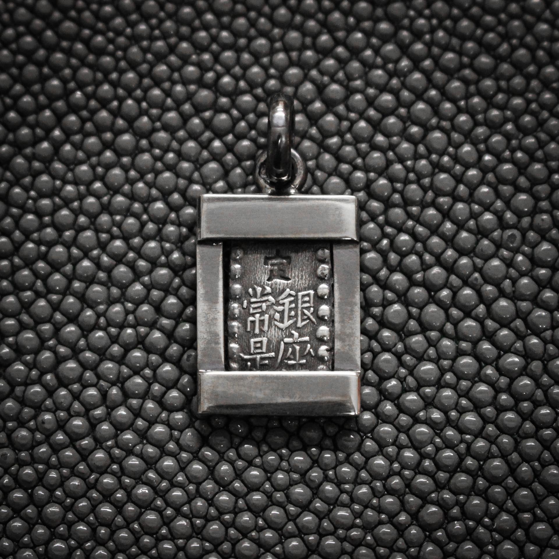 Pendentif JAPON en argent - Lingot monétiforme 1 shu.