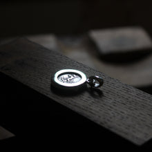 Charger l&#39;image dans la galerie, Pendentif en argent - Claudia Denier - Monnaie Romaine.
