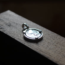 Charger l&#39;image dans la galerie, Pendentif en argent - Claudia Denier - Monnaie Romaine.
