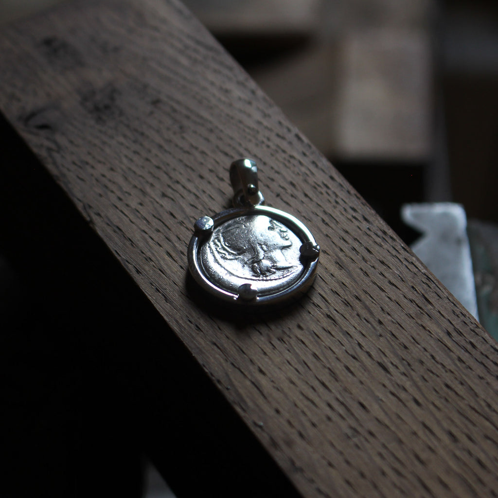 Pendentif en argent - Claudia Denier - Monnaie Romaine.