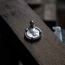 Charger l&#39;image dans la galerie, Pendentif en argent - Claudia Denier - Monnaie Romaine.
