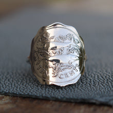 Charger l&#39;image dans la galerie, Bague cintrée réalisée avec une pièce de monnaie - 10 cents des Bahamas
