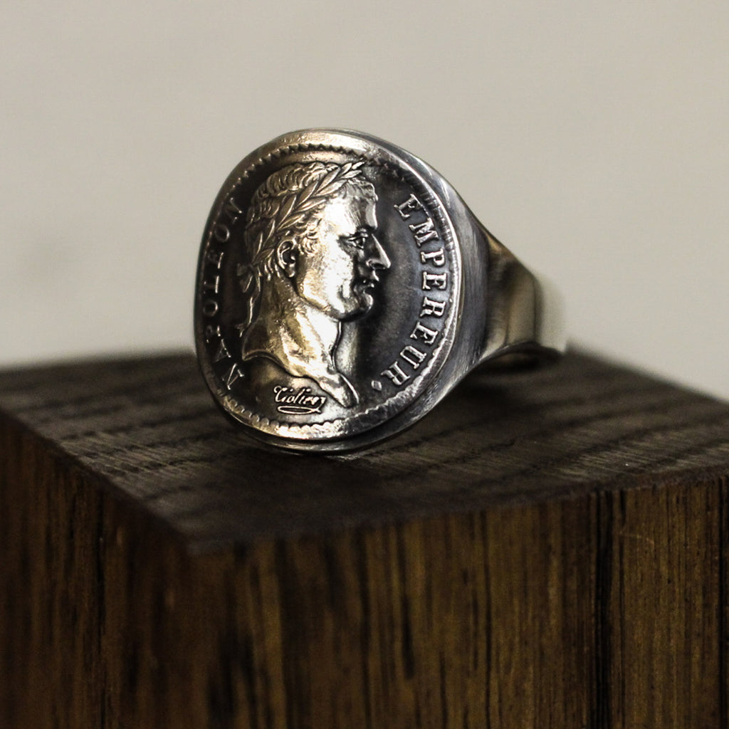 La Chevalière Napoléon en argent.