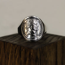 Charger l&#39;image dans la galerie, La Chevalière Napoléon en argent : Une Pièce d&#39;Histoire à Votre Doigt

