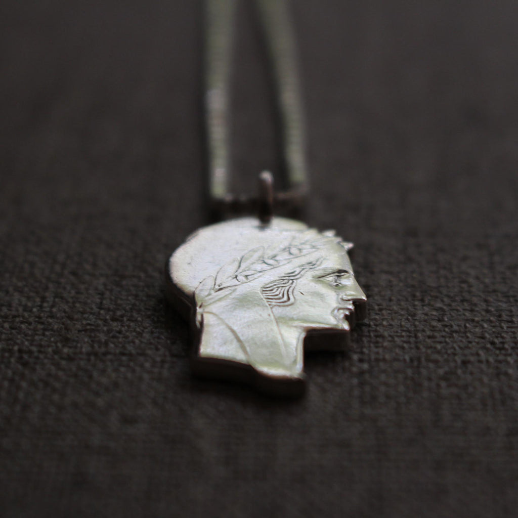 Pendentif en argent : Le Portrait Historique de Marianne, Symbole de la République
