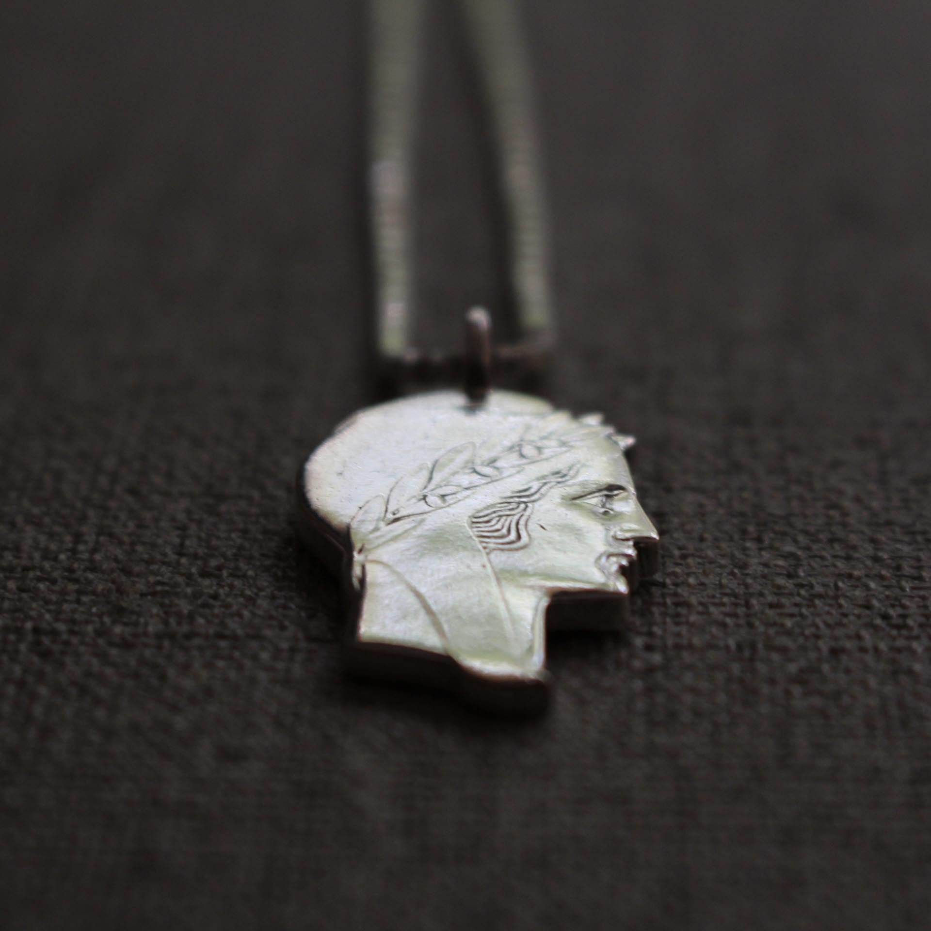 Pendentif en argent : Le Portrait Historique de Marianne, Symbole de la République