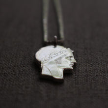 Charger l&#39;image dans la galerie, Pendentif en argent : Le Portrait Historique de Marianne, Symbole de la République
