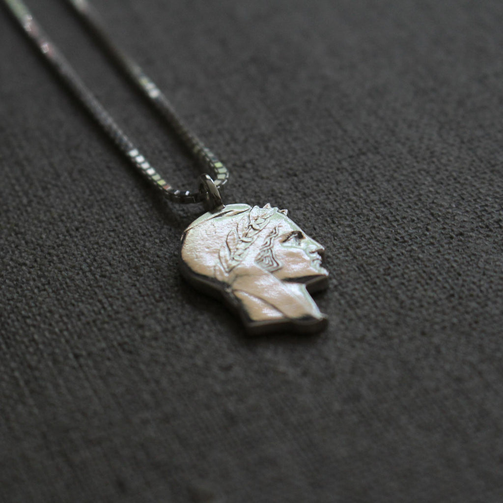 Pendentif en argent : Le Portrait Historique de Marianne, Symbole de la République