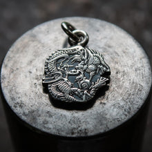 Charger l&#39;image dans la galerie, Pendentif piece JAPON 50 Sen DRAGON
